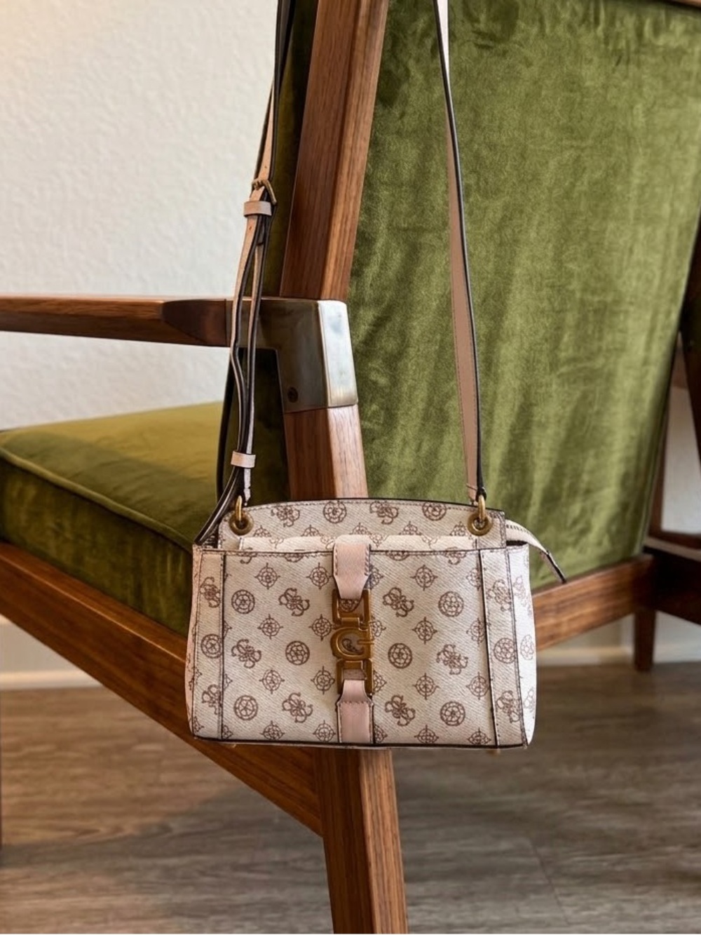 Guess Briana Society Logo Crossbody cream pink gold vintage